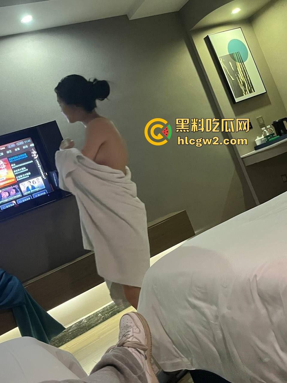 大神1300元约厦门科技信息大三学姐玩3P视频流出 有男友还敢酒吧微醺后乱来，酒店全程玩到高潮停不下来！-16