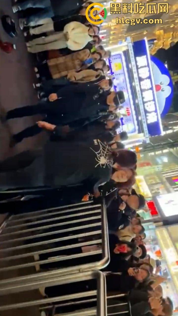 沈阳中街情侣吵架超带劲 旁边大哥忘情表演误摸警察屁股 全程搞笑沈腾看了都说妙-3