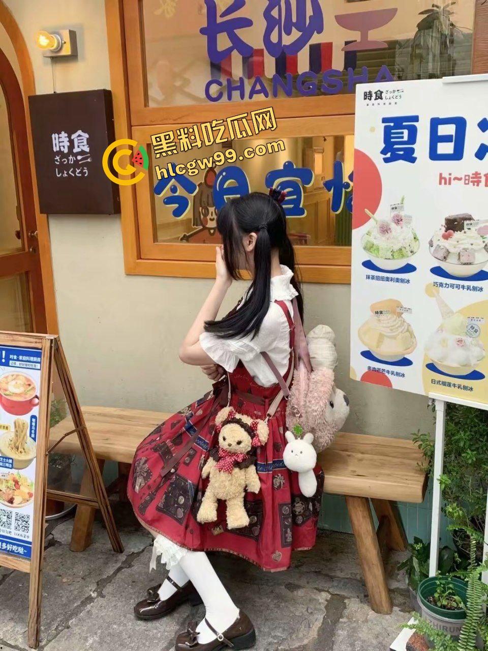 1万1月包养清纯双马尾嫩妹【李欢怡】极品美穴无套享受抽插骚逼，第一视角撸点满满！-4