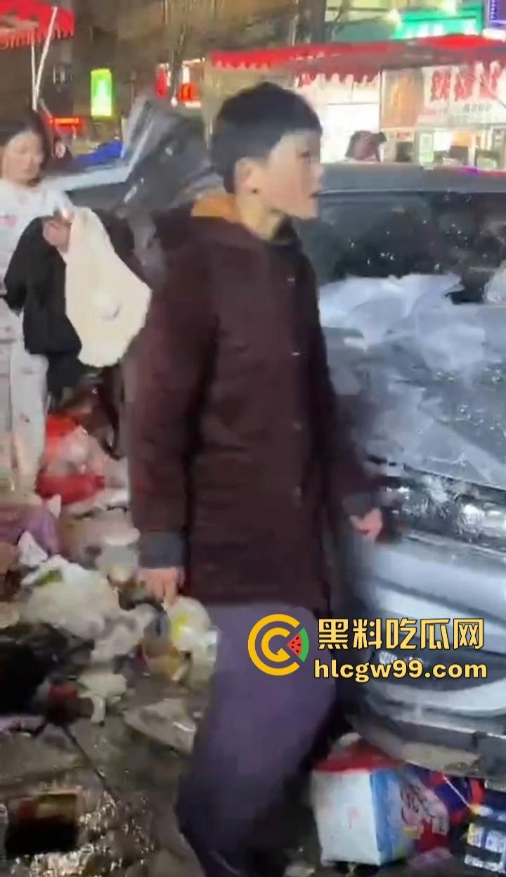 安徽亳州利辛县惊现马路杀神, 酒驾狠人凌晨狂飙,直接冲进小摊贩人群。孕妇当场被撞飞!-1