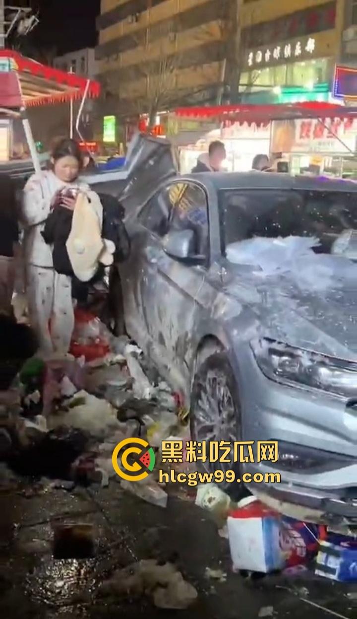 安徽亳州利辛县惊现马路杀神, 酒驾狠人凌晨狂飙,直接冲进小摊贩人群。孕妇当场被撞飞!-2