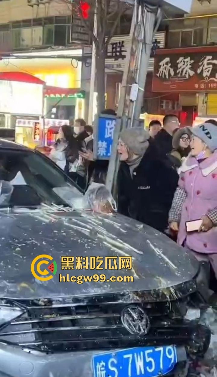 安徽亳州利辛县惊现马路杀神, 酒驾狠人凌晨狂飙,直接冲进小摊贩人群。孕妇当场被撞飞!-4