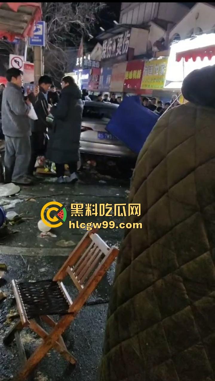 安徽亳州利辛县惊现马路杀神, 酒驾狠人凌晨狂飙,直接冲进小摊贩人群。孕妇当场被撞飞!-10