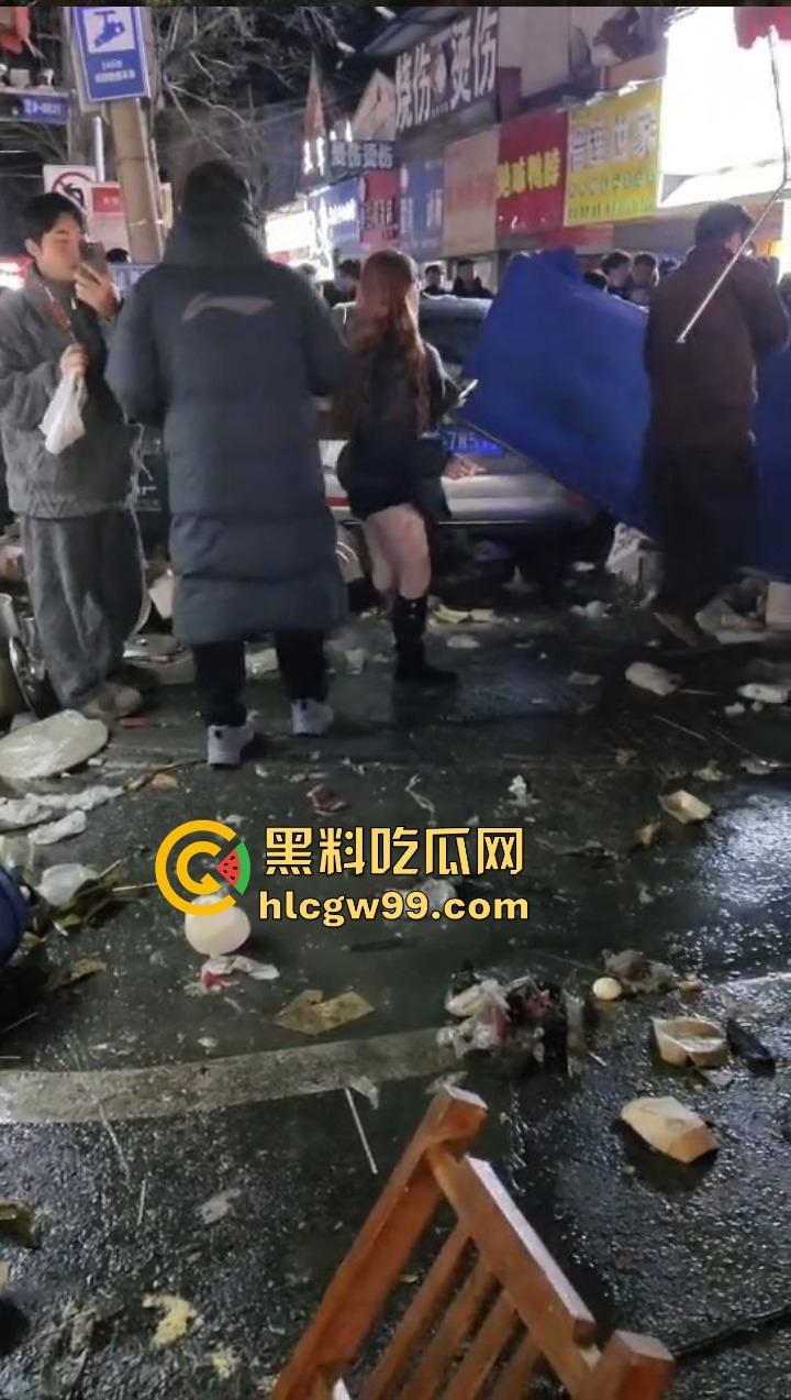 安徽亳州利辛县惊现马路杀神, 酒驾狠人凌晨狂飙,直接冲进小摊贩人群。孕妇当场被撞飞!-11