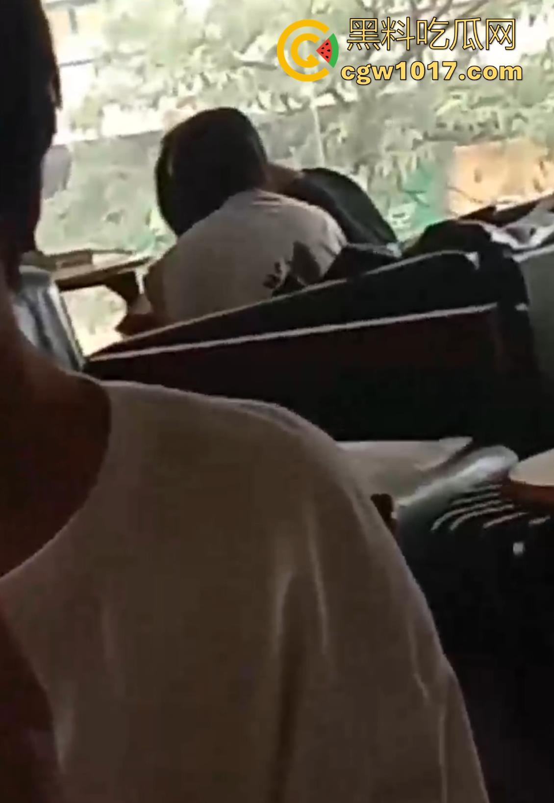 广西玉林仙尼奶茶店大瓜！学校里是高冷女神【孙晓惠】，学校外却是口爆小母狗，单喝奶茶还不够还得加一点精液是吧！-3