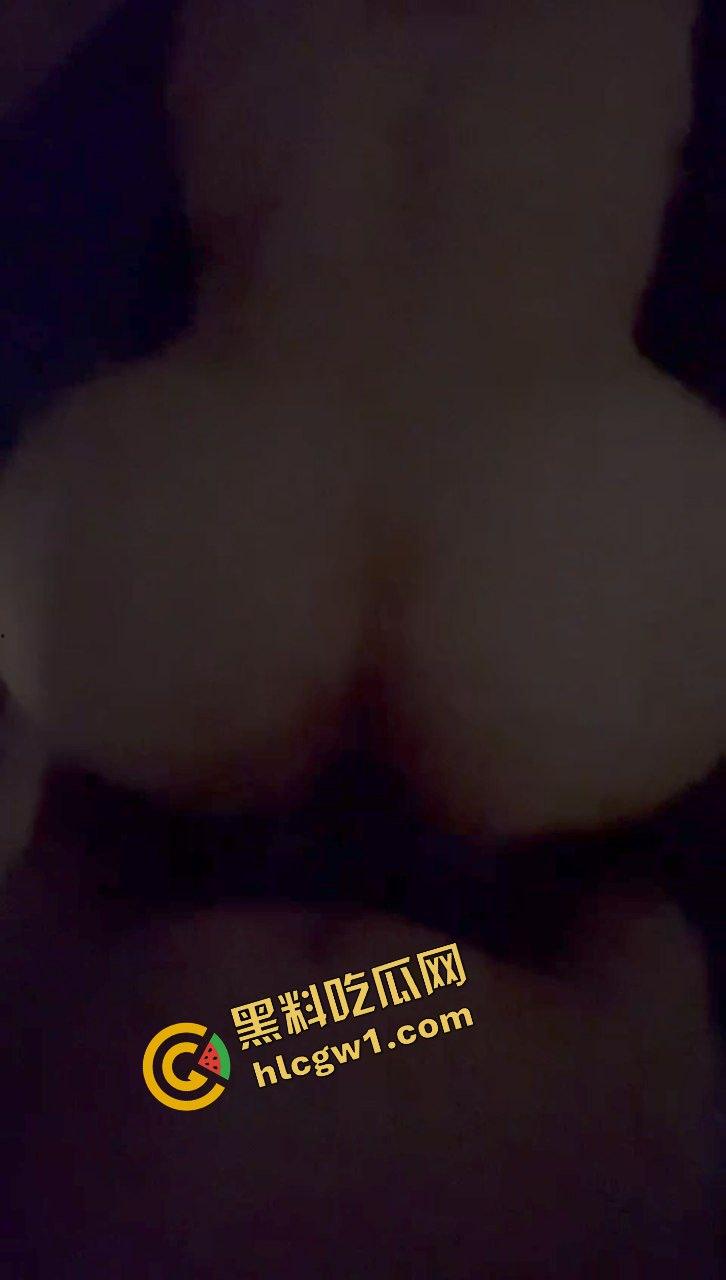 湖南长沙反差贱母狗『张歆媛』舔鸡后入贼骚 与男友性爱自拍泄密 独家曝光流出！-5