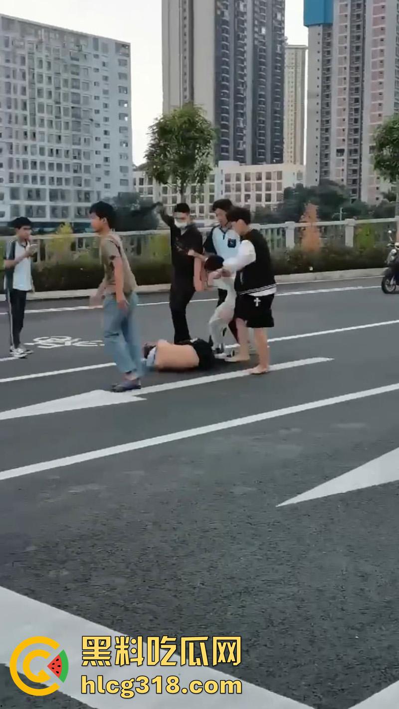 广西南宁校园霸凌，三中女学生遭同学殴打，金贝幼儿园园长女儿被曝光，警方已经介入调查！-6