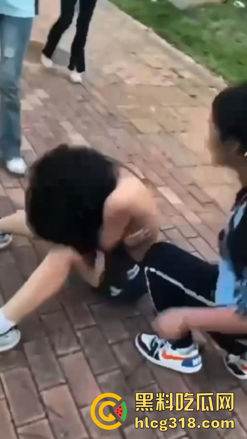 广西南宁校园霸凌，三中女学生遭同学殴打，金贝幼儿园园长女儿被曝光，警方已经介入调查！-9