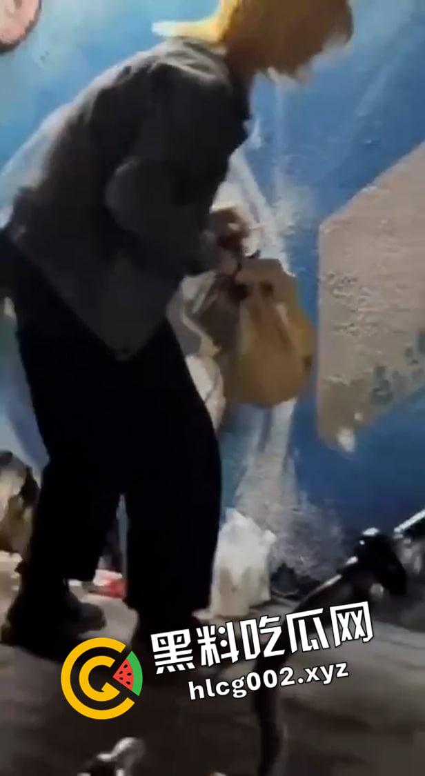 人神共愤！黄毛精神小伙偷吃胖猫贡品 微信群破口大骂毫无下限 现场视频-2