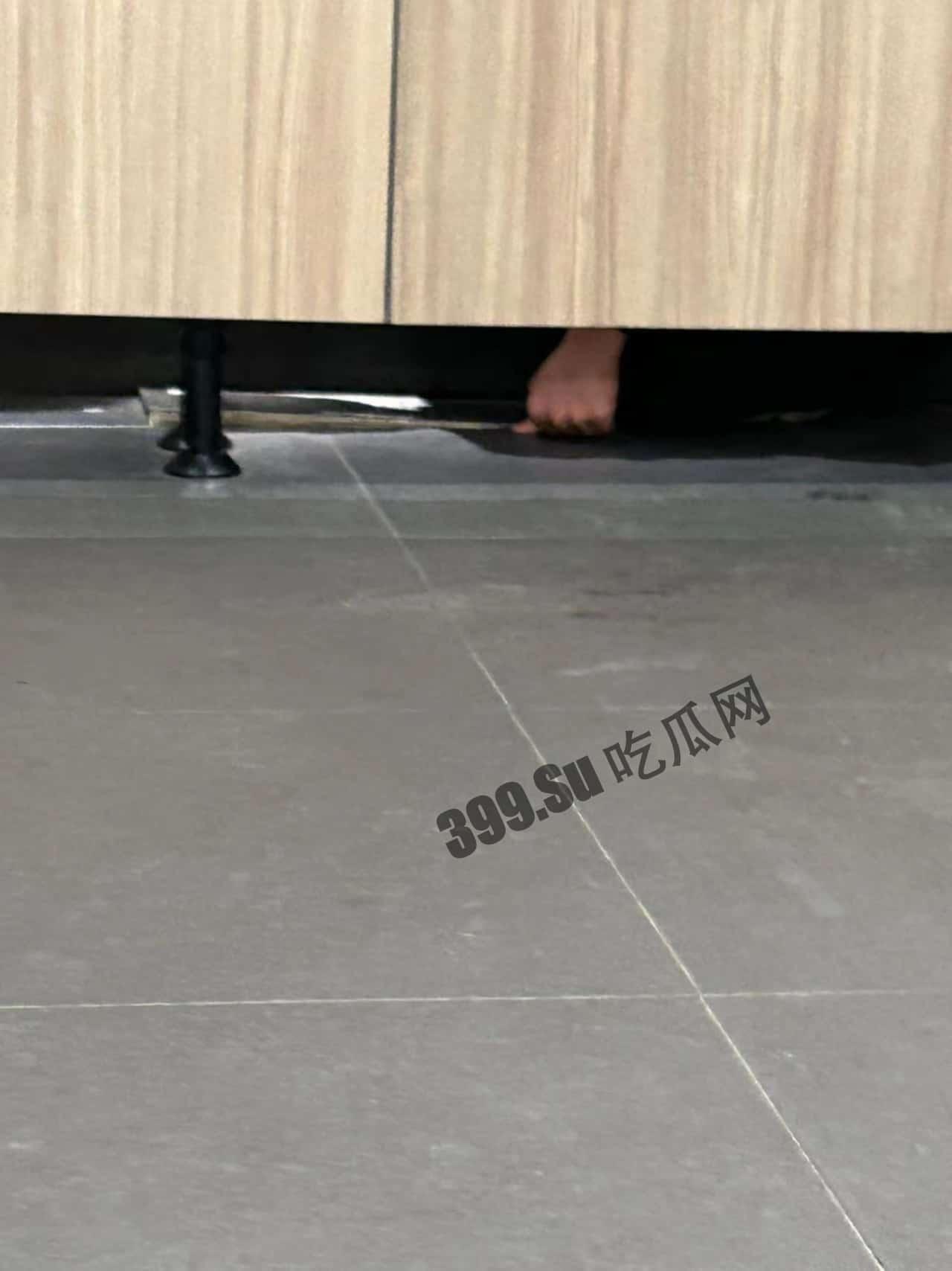 #浙江 #杭州 #怡丰城 变态男女厕所 #偷窥 女生上厕所被拍现成-2