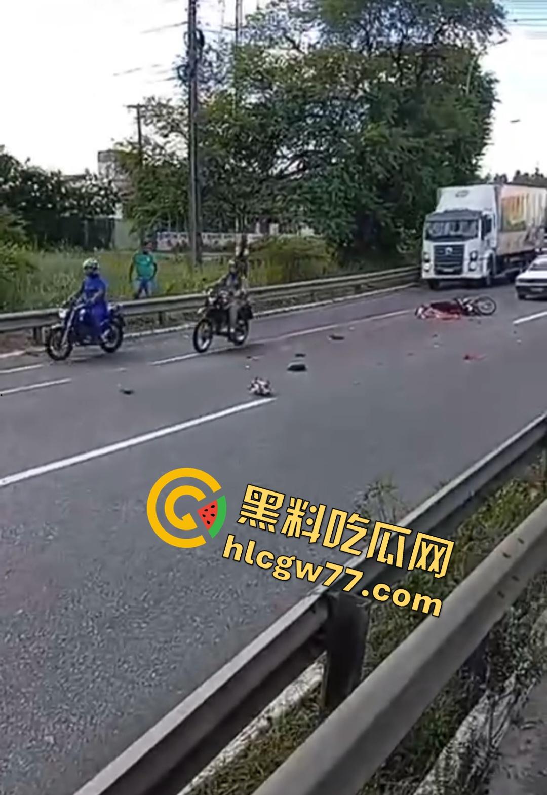 巴西若昂佩索阿摩托车手脸撕裂头断身碎！血腥车祸脸直接撕裂开，路人还想上去捡肾脏！-1