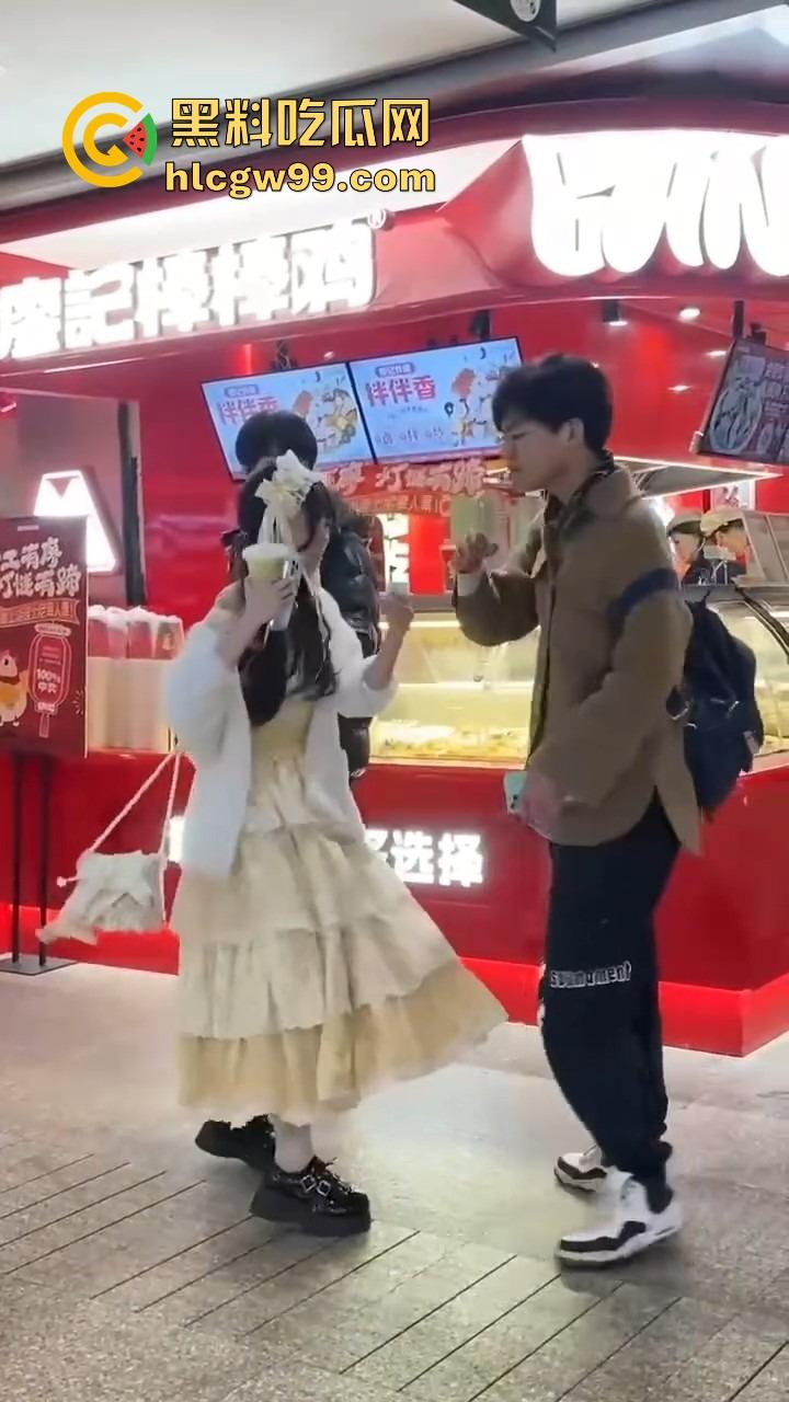 洛丽塔小仙女劈腿实锤，脚踏两只船，花着这个的钱睡着那个的，还在廖记棒棒鸭装委屈，双标程度离谱！-3