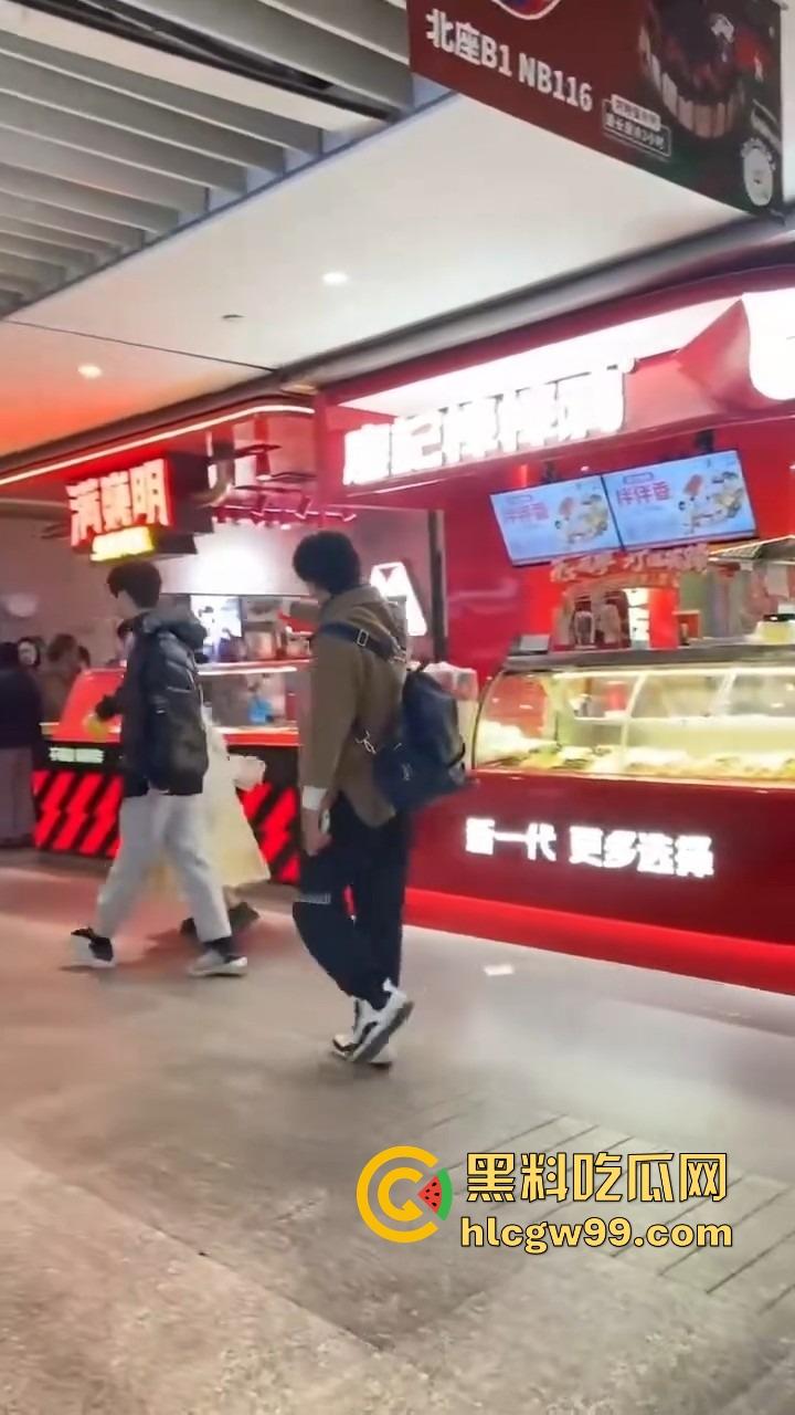 洛丽塔小仙女劈腿实锤，脚踏两只船，花着这个的钱睡着那个的，还在廖记棒棒鸭装委屈，双标程度离谱！-9