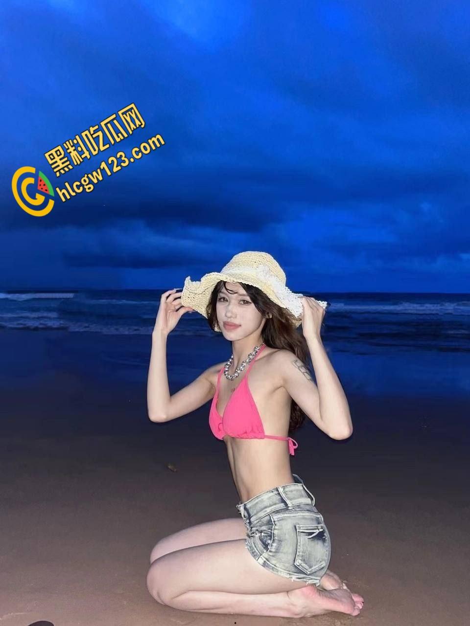 高颜值尤物【刘莎莎】，黑丝空姐开档诱惑，野战厕所猛插生怕别人不知道 !-4