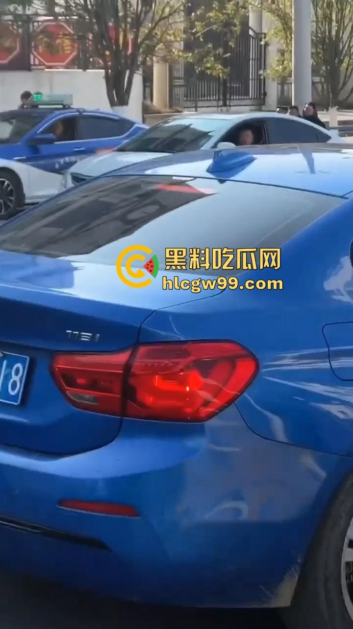 年度最贵抓奸现场，贵州紫云红衣女子怒砸宝马，原配没资格坐车？小三凭啥坐？直接砸烂让谁都别想坐！-10