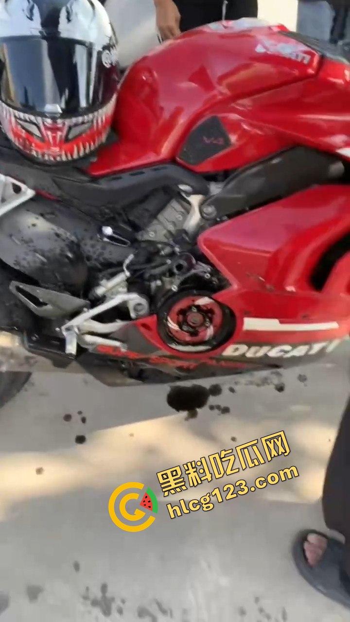 杜卡迪美女骑手林欣幼飙车遭撞飞！口吐鲜血倒地不起，机车女骑再度躺下！-5