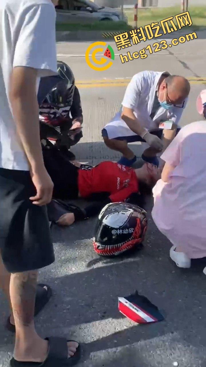杜卡迪美女骑手林欣幼飙车遭撞飞！口吐鲜血倒地不起，机车女骑再度躺下！-9