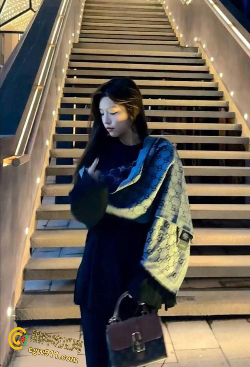 河南理工大学【沈银灯】，私下到处约炮体育生，对镜口交穿着黑丝被狂干，满地射完的避孕套真抗操啊！-3