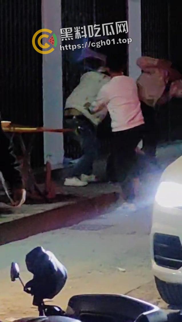 广东汕头野仔夜半吵架被围殴 头打裂开 鲜血跟自来水一样流 现场血腥画面流出-2