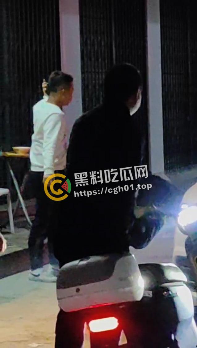 广东汕头野仔夜半吵架被围殴 头打裂开 鲜血跟自来水一样流 现场血腥画面流出-4