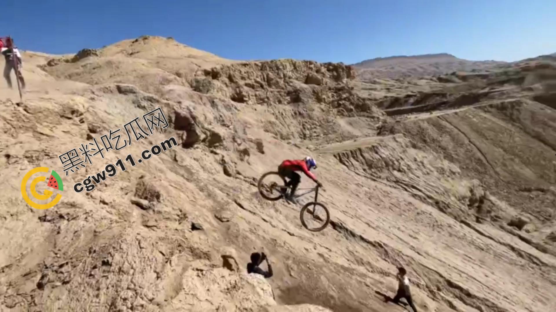 新疆吐鲁番：极限跳崖！山地速降的年轻爱好者壮烈10米跳崖，血染岩壁，英雄折翼-5