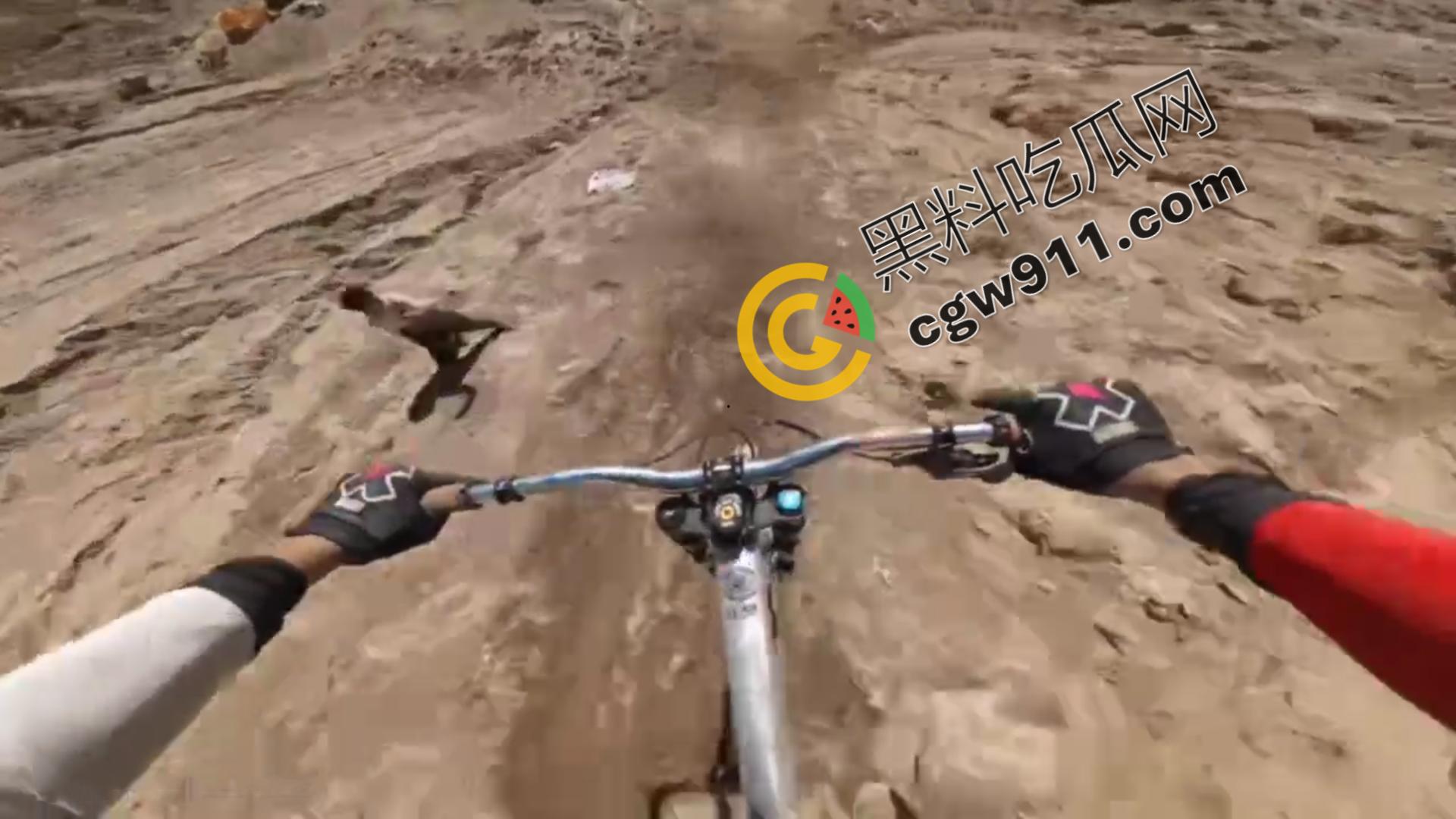新疆吐鲁番：极限跳崖！山地速降的年轻爱好者壮烈10米跳崖，血染岩壁，英雄折翼-6