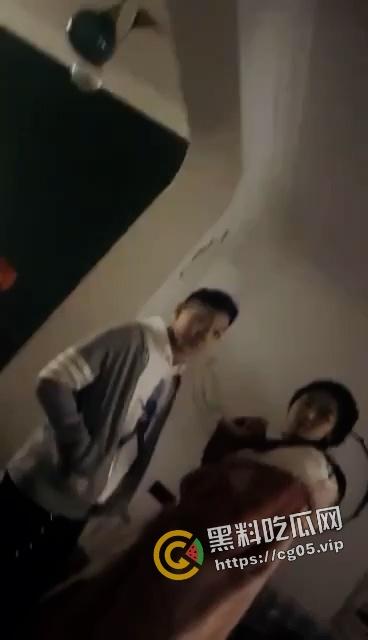 年度捉奸TOP1！满地套套和情趣内衣 女子见到老公还笑 真是不要脸-8