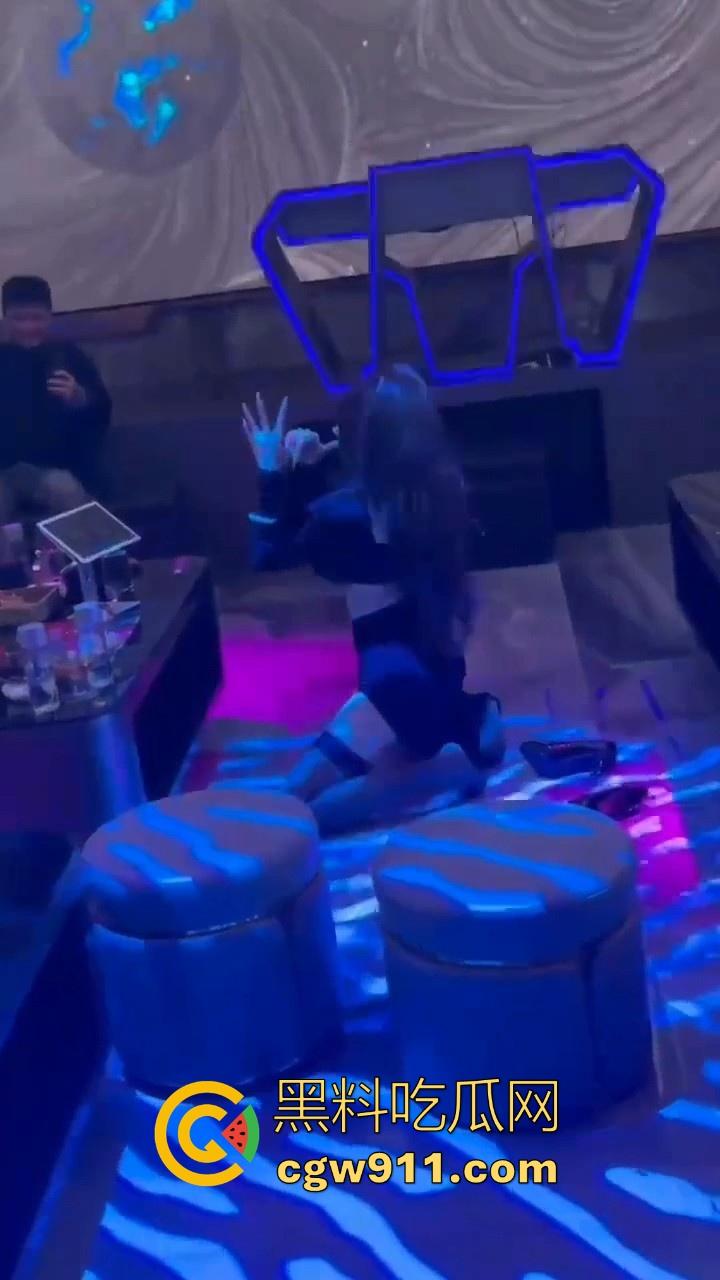 带你体验一下有钱人的包厢文化，极品模特大长腿，两杯酒下肚就开操，有钱真的可以为所欲为！-10