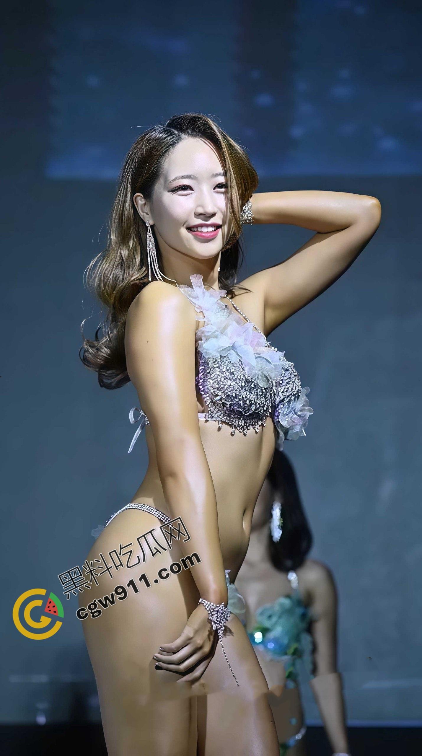 2025亚洲健美大赛紧身衣裹不住的巨乳蜜桃翘臀，汗水顺着大腿滴落，每一下都在撩爆观众欲火！-2