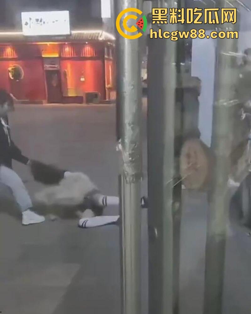 东北精神小妹之间的战斗 一群少女围殴两名姐妹 拽着头发暴打 看呆同行小伙 太狠了!-6