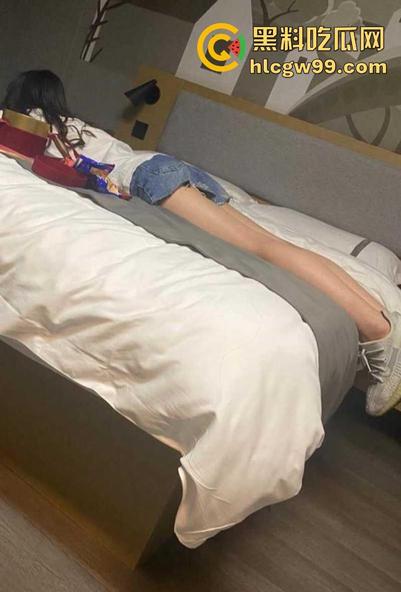 绿奴的自我救赎？绿帽大学生生日大礼亲手把女友送进别人的房间 在隔壁听她喊疼 ，绿毛龟的命运已无法更改！-7