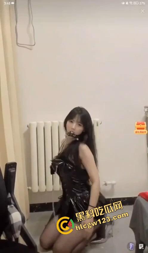 抖音主播『小苏苏』戴口球套狗链穿黑丝直播热舞,被举报下播,家人们刚硬,结果被狗逼毁了!-11