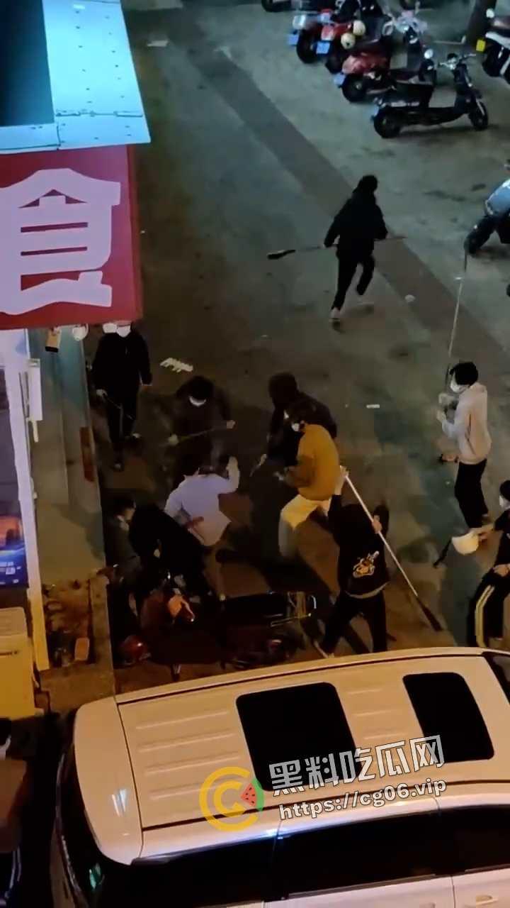 海南三亚商品街精神小伙再闹事！大砍刀抡起来就砍 警察劝架连警察都干 现场画面热血沸腾-1