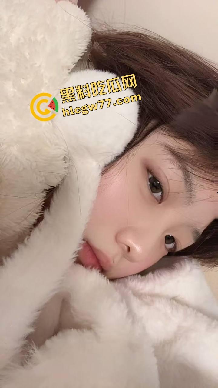 艺术反差婊留学生『田甜』 被带去KTV唱歌喝酒 微醺后带回酒店 没想到迎接她的是无尽的羞辱！-3