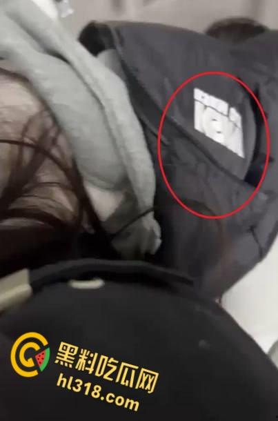 推特博主【一杆钢枪】，最新视频的女主竟是抖音网红【阿凡琦】，户外野战激情3P，声音身材完全暴露，实锤无疑 !-4