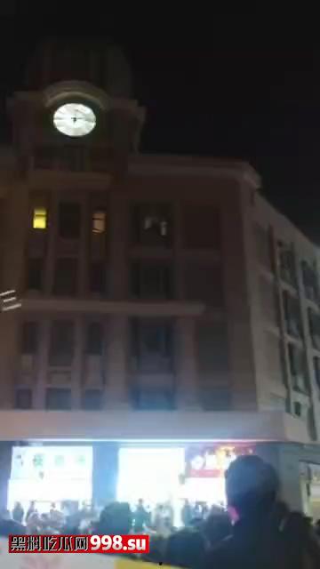 城会玩！小情侣跨年夜亲热，没想到成为直播现场-2