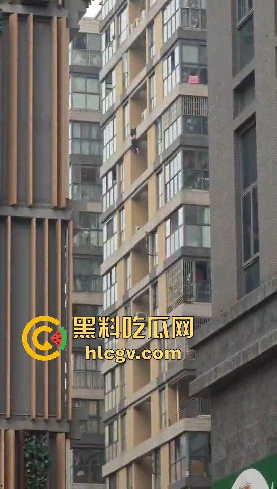 重庆男子跳楼导致外卖延时送达，外卖小哥们却在现场吃瓜！-7