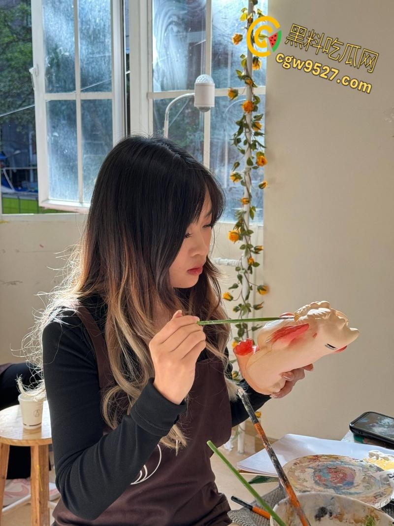 吉林师范学院清纯学妹【张娜】,人前文静人后骚母狗,被按住脖子爆操,操完不满足还用道具接着弄 !-1