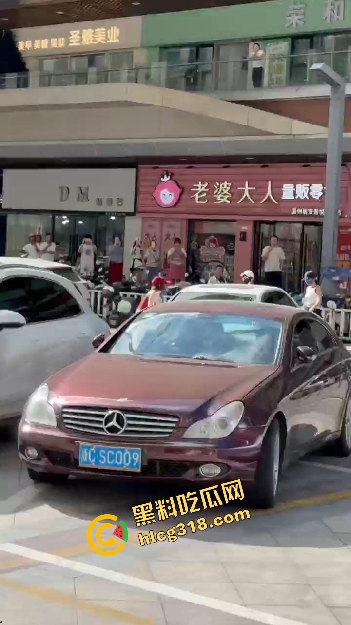 浙C老板去找前妻给娃过生日，现任小仙女当场砸店发疯，一蛋糕糊在孩子脸，现场一群吃瓜群众围观！-2