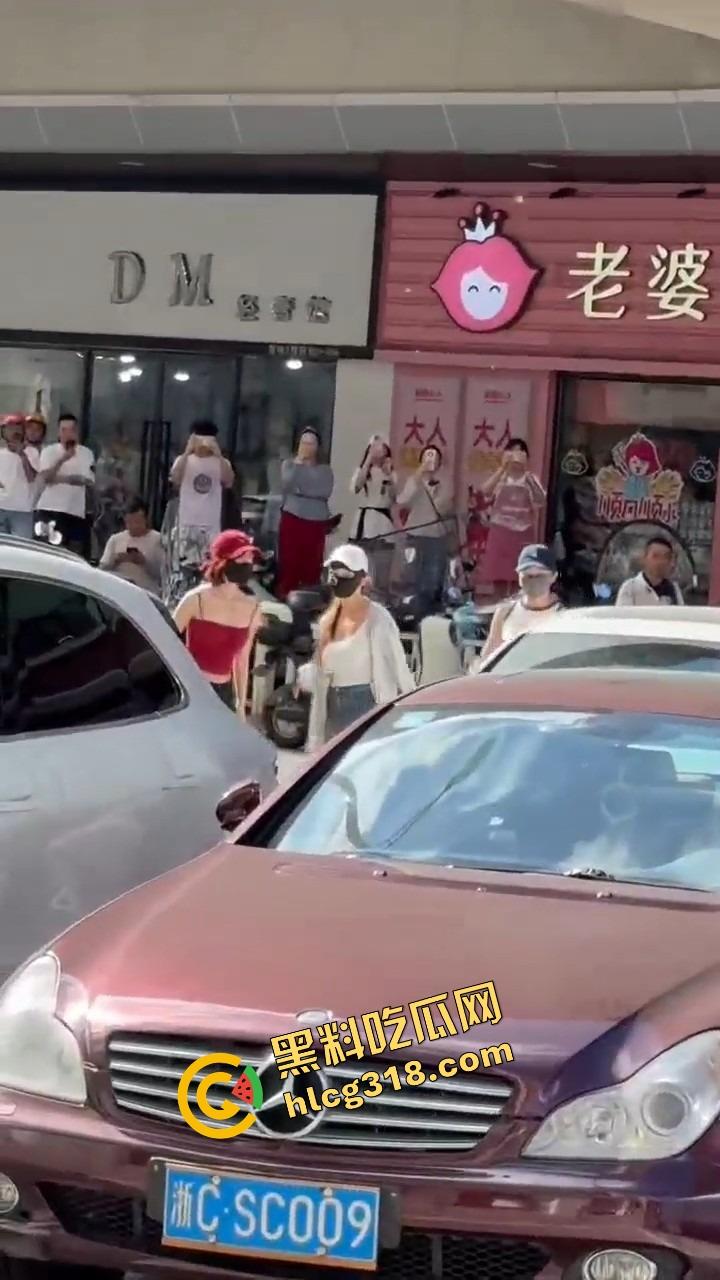 浙C老板去找前妻给娃过生日，现任小仙女当场砸店发疯，一蛋糕糊在孩子脸，现场一群吃瓜群众围观！-3