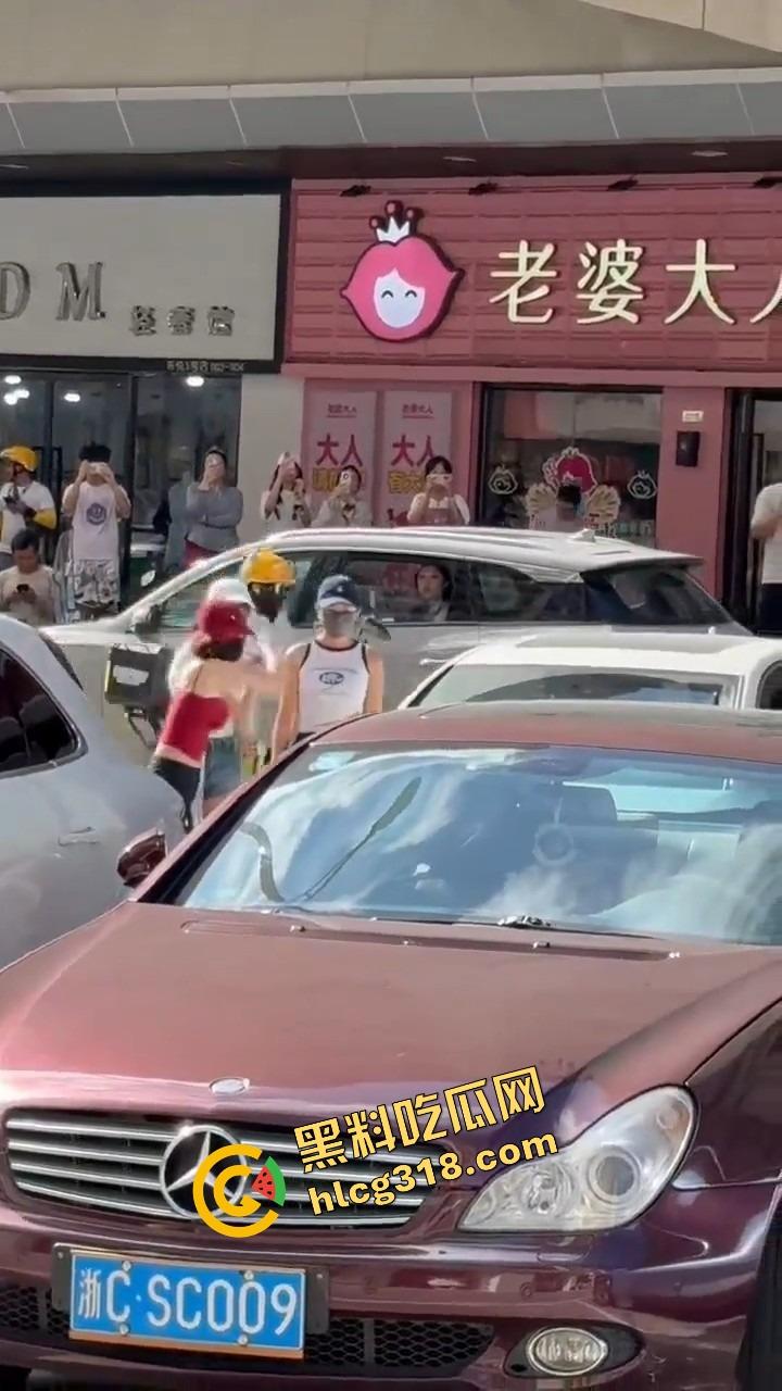 浙C老板去找前妻给娃过生日，现任小仙女当场砸店发疯，一蛋糕糊在孩子脸，现场一群吃瓜群众围观！-4