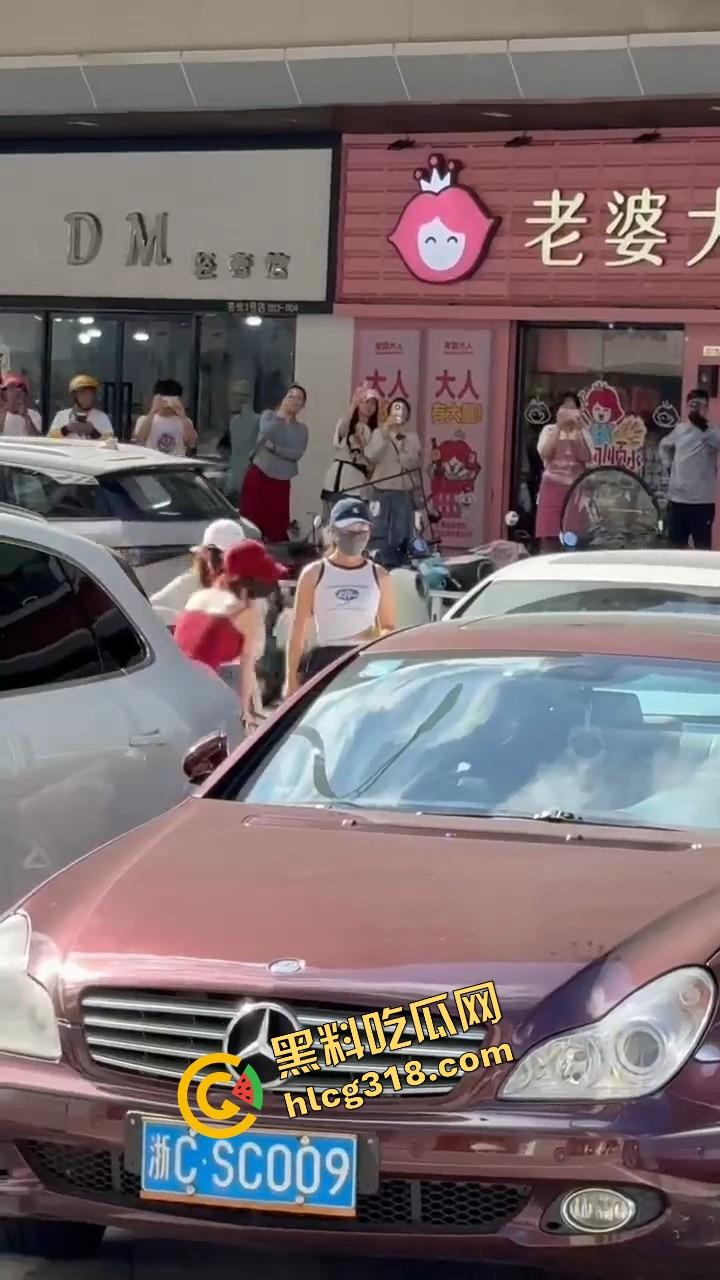 浙C老板去找前妻给娃过生日，现任小仙女当场砸店发疯，一蛋糕糊在孩子脸，现场一群吃瓜群众围观！-5