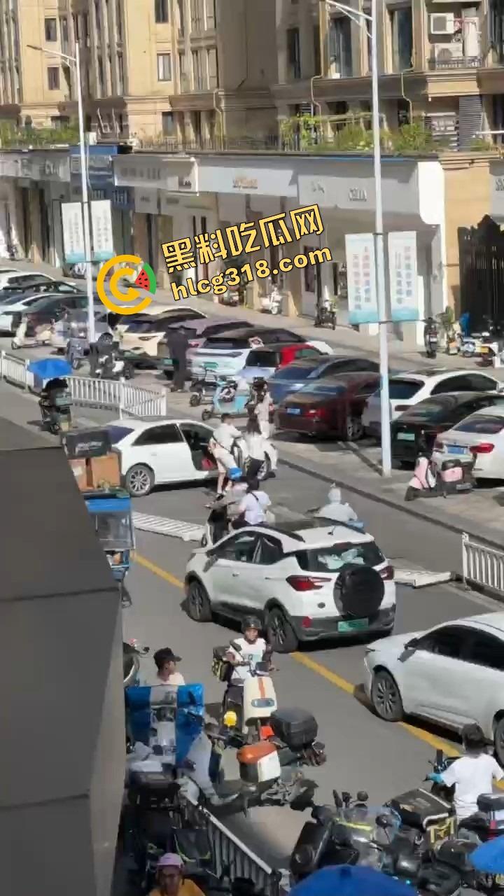 浙C老板去找前妻给娃过生日，现任小仙女当场砸店发疯，一蛋糕糊在孩子脸，现场一群吃瓜群众围观！-6