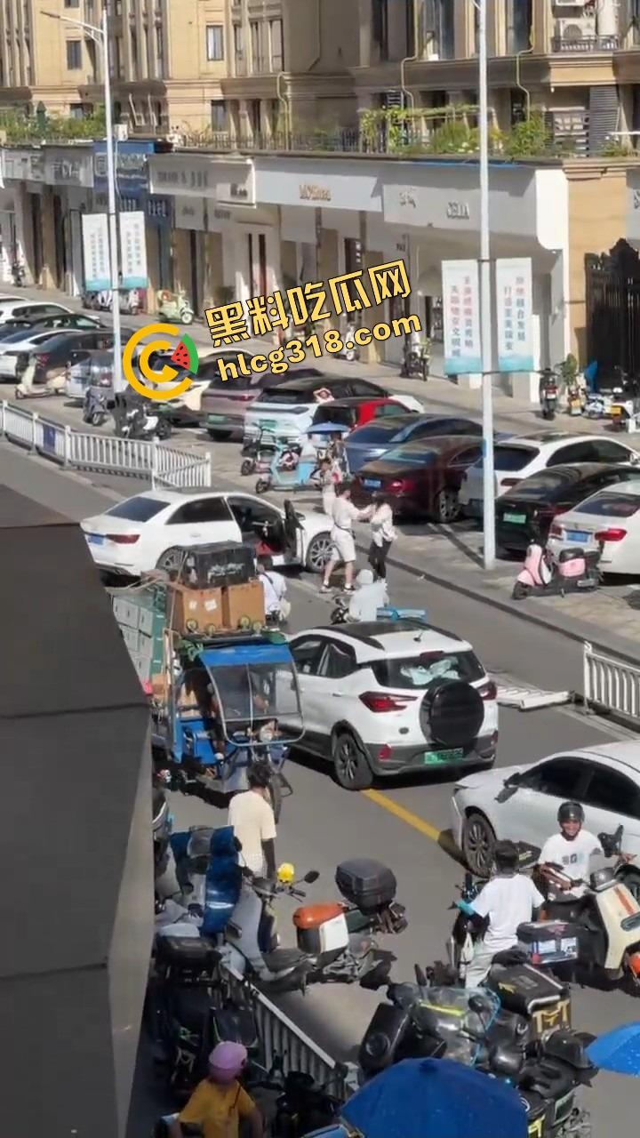 浙C老板去找前妻给娃过生日，现任小仙女当场砸店发疯，一蛋糕糊在孩子脸，现场一群吃瓜群众围观！-7