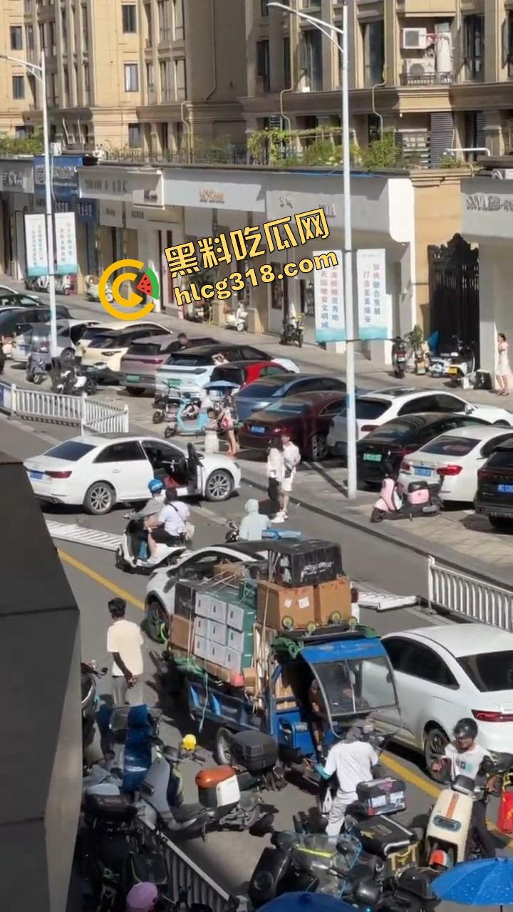 浙C老板去找前妻给娃过生日，现任小仙女当场砸店发疯，一蛋糕糊在孩子脸，现场一群吃瓜群众围观！-8