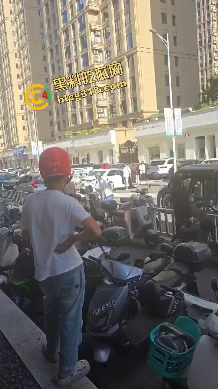 浙C老板去找前妻给娃过生日，现任小仙女当场砸店发疯，一蛋糕糊在孩子脸，现场一群吃瓜群众围观！-10