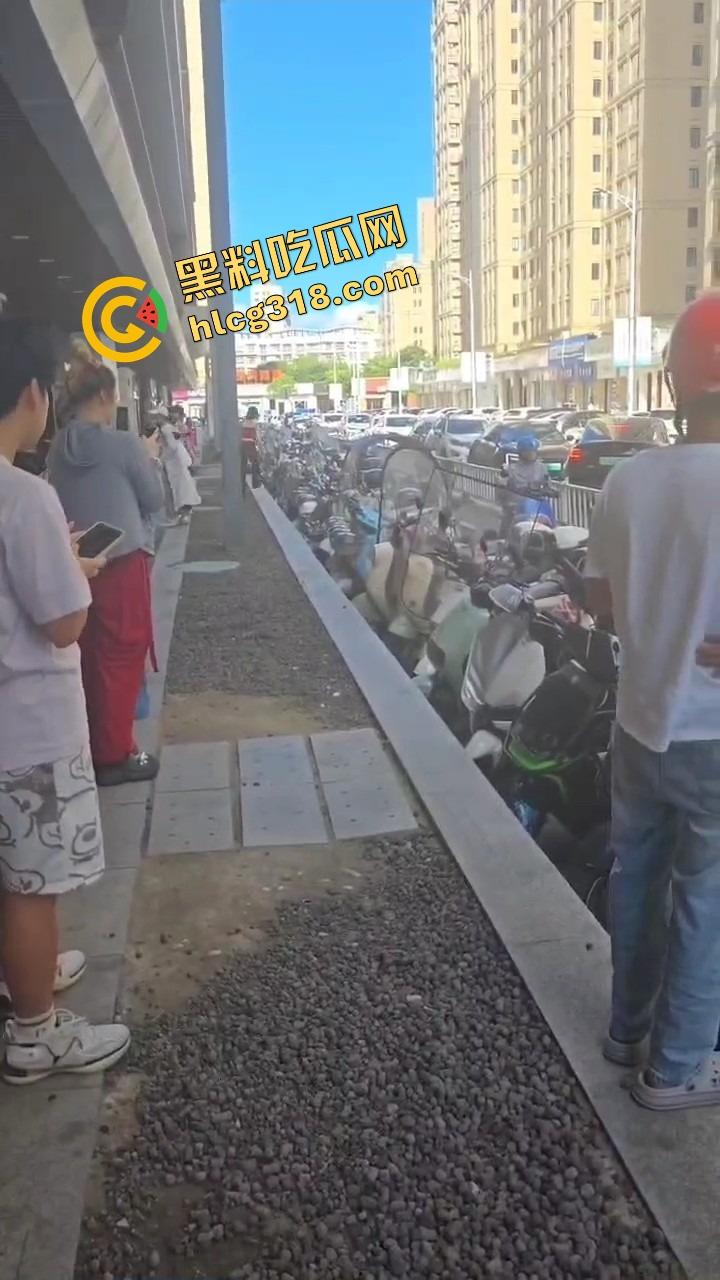 浙C老板去找前妻给娃过生日，现任小仙女当场砸店发疯，一蛋糕糊在孩子脸，现场一群吃瓜群众围观！-11