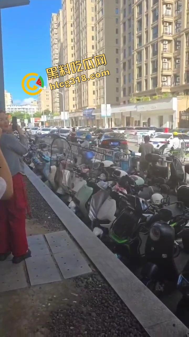 浙C老板去找前妻给娃过生日，现任小仙女当场砸店发疯，一蛋糕糊在孩子脸，现场一群吃瓜群众围观！-12