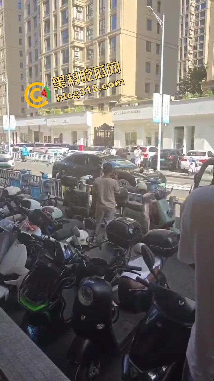 浙C老板去找前妻给娃过生日，现任小仙女当场砸店发疯，一蛋糕糊在孩子脸，现场一群吃瓜群众围观！-13