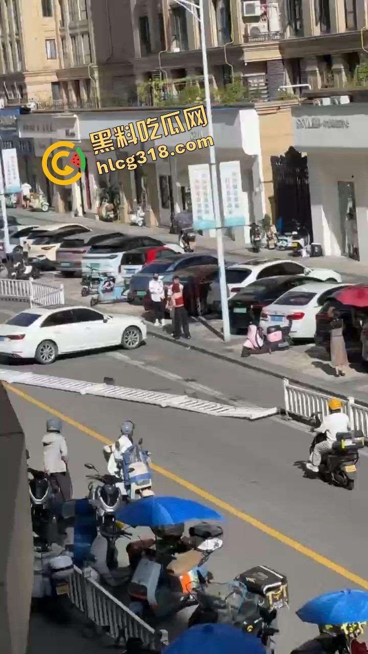 浙C老板去找前妻给娃过生日，现任小仙女当场砸店发疯，一蛋糕糊在孩子脸，现场一群吃瓜群众围观！-14